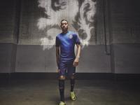 FB体育娱乐-黄潜的节奏艺术，从足球场到F1赛道，掌控力的多维诠释