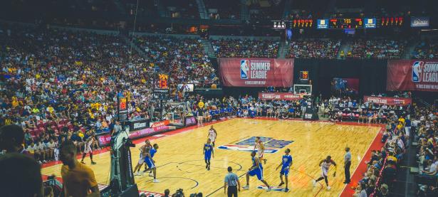 FB赛事直播-红魔奇迹夜，卡塞米罗点燃梦剧场，比利时铁卫力克巴萨改写宿命