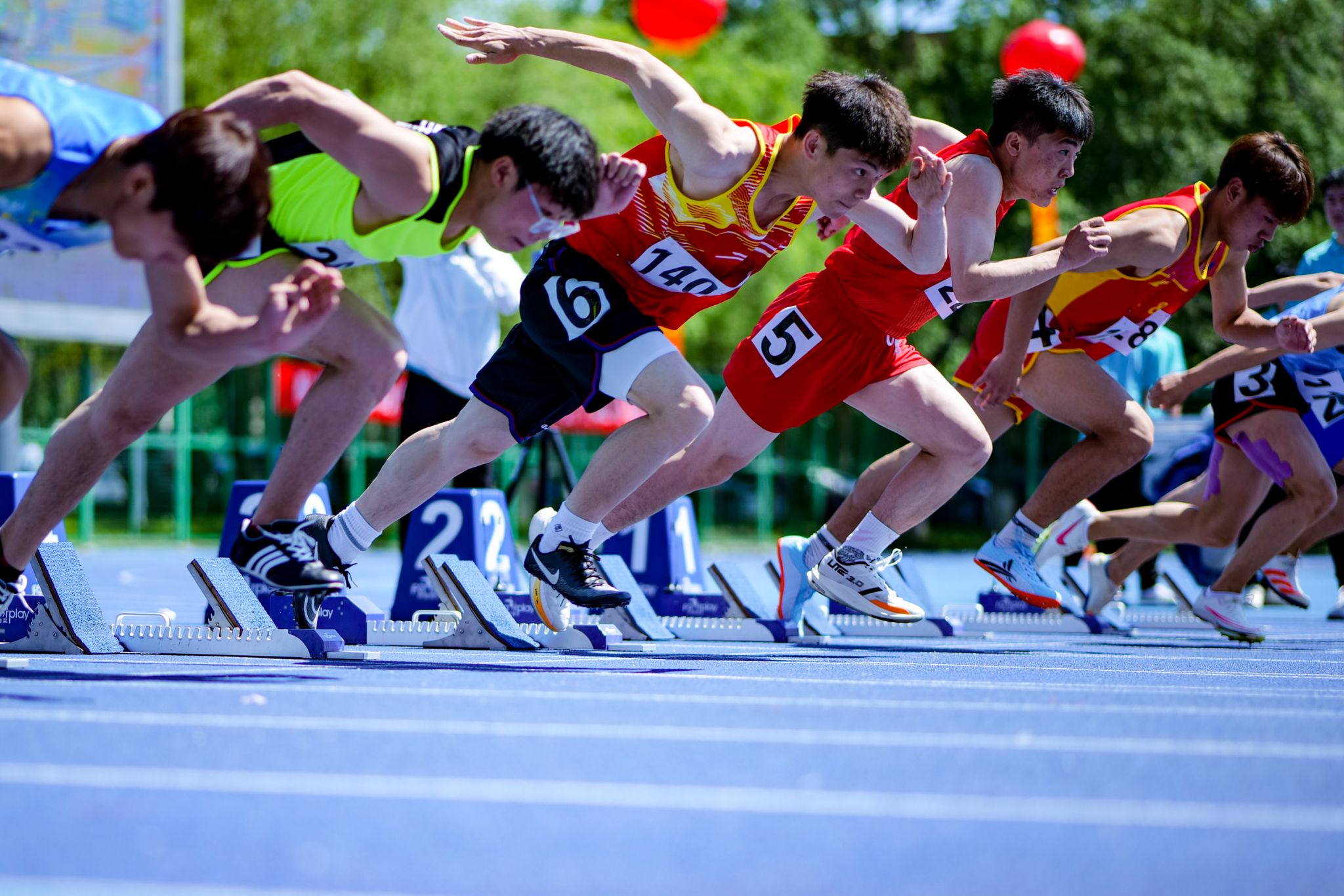 包含运动员全力以赴，奋力拼搏战胜对手的词条