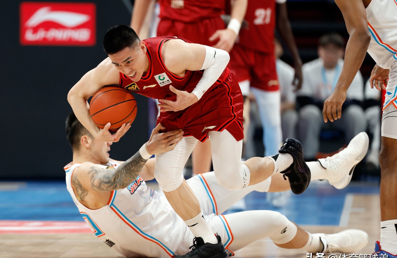 包含运动员全力以赴，奋力拼搏战胜对手的词条