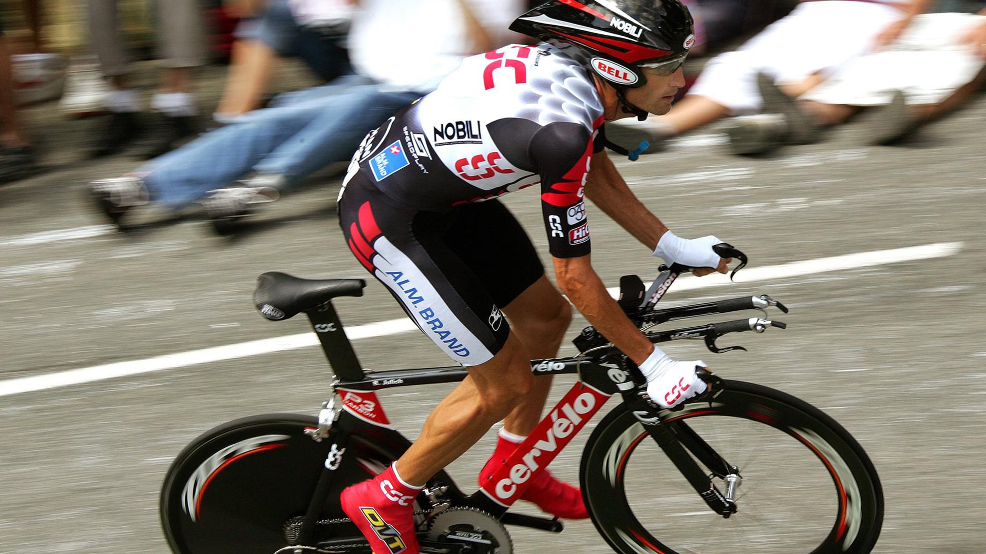 赛道与球场的双重奏，当F1争冠焦点战遇见魔术淘汰广东队